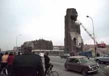 834199 Gezicht op de toren van de St. Ludgeruskerk (Amsterdamsestraatweg 575) te Utrecht, tijdens de sloop.